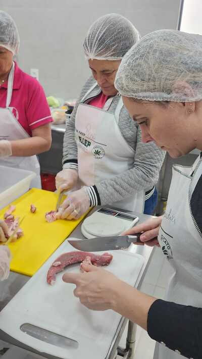 Núcleo Feminino Coprossel participa de curso sobre a arte do churrasco